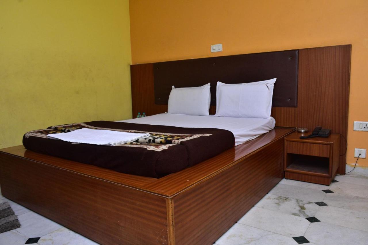 Hotel Mid East Haridaspur Zewnętrze zdjęcie